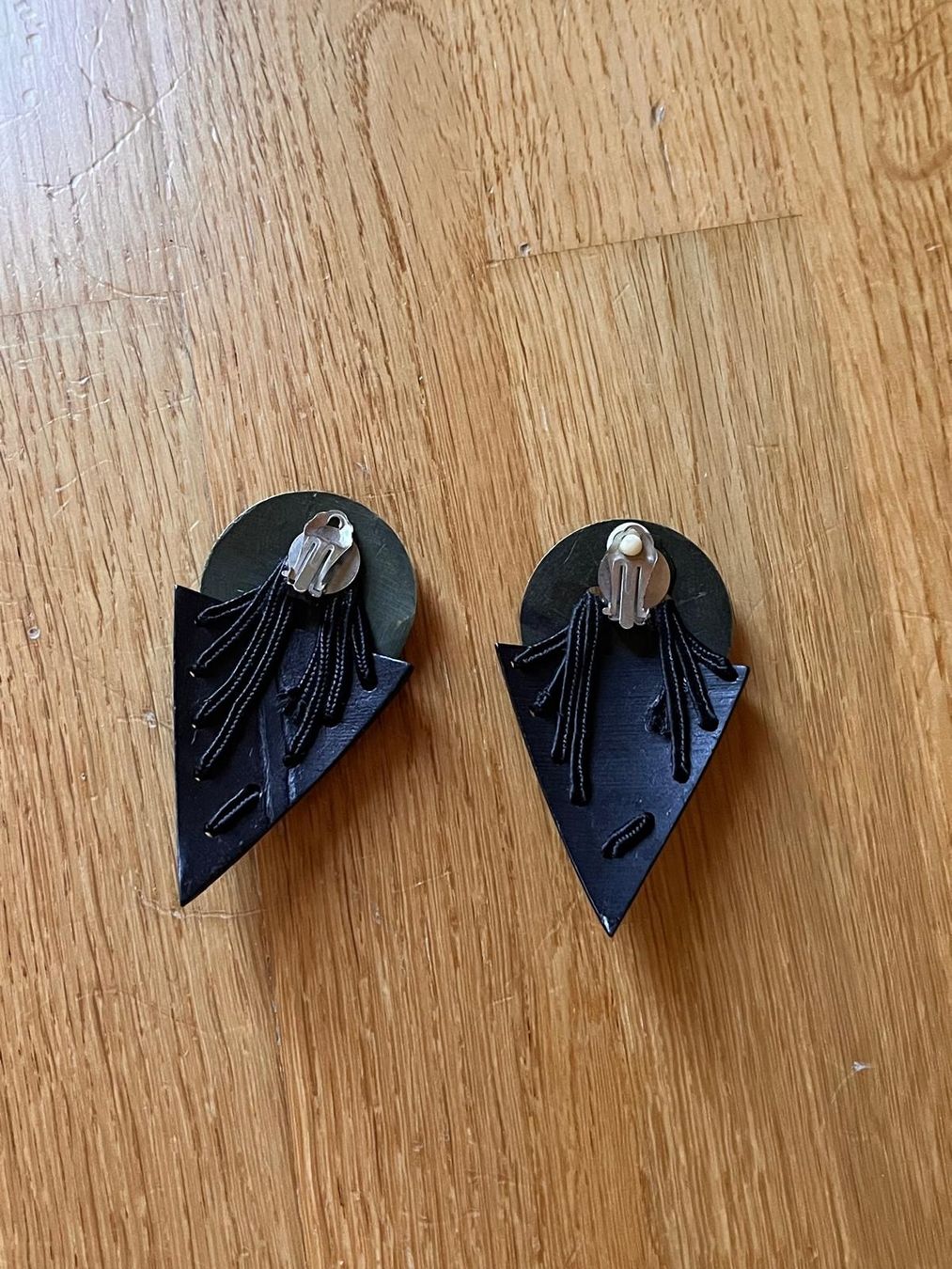 Boucles d'oreille: Boucles d'oreilles clip noir triangle moderne occasions – D'occasion à Bassins par mar_m22f 1