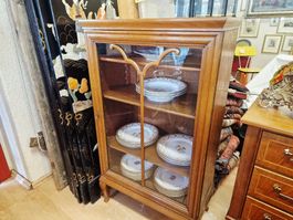 antikes Holzvitrine mit Glasfront in gutem Zustand.
