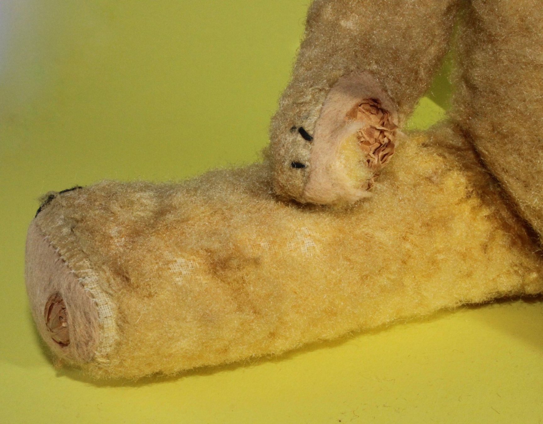 Bambole: ZWEI ALTE , STARK BESPIELTEN TEDDYBÄREN. – Usato da Grandcour venduto da Flowerstyle 6