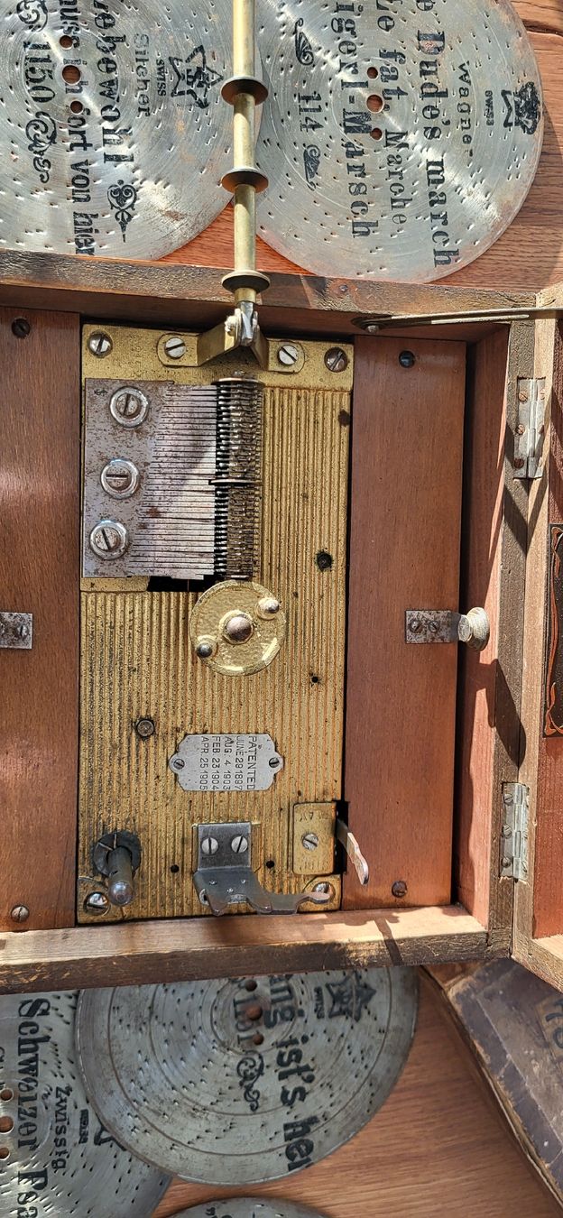 Carillon: Antike Mira Platten-Spieldose/Orgel mit 12 Platten – Usato da Rüti ZH venduto da price02 6