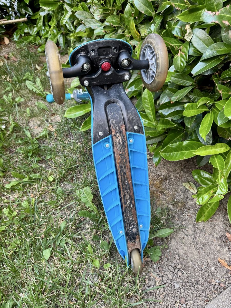 Globber Kickboard: Blue 3-Wheel Globber Scooter with Light-Up Wheels – Usato da Bülach venduto da dan_7scp 2