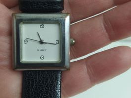 Elegante Damenuhr mit schwarzem Lederarmband, Quarz