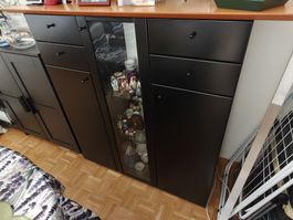 Schwarzer Holzschrank mit Glasvitrine