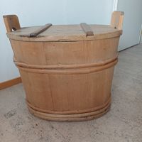 Ovales Holzgefäss mit Deckel