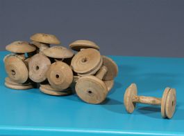 10 antike Garnspulen aus Holz Shabby