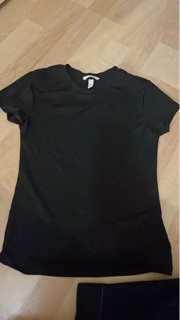Schwarzes Kurzarmshirt, Grösse XS für den Sommer
