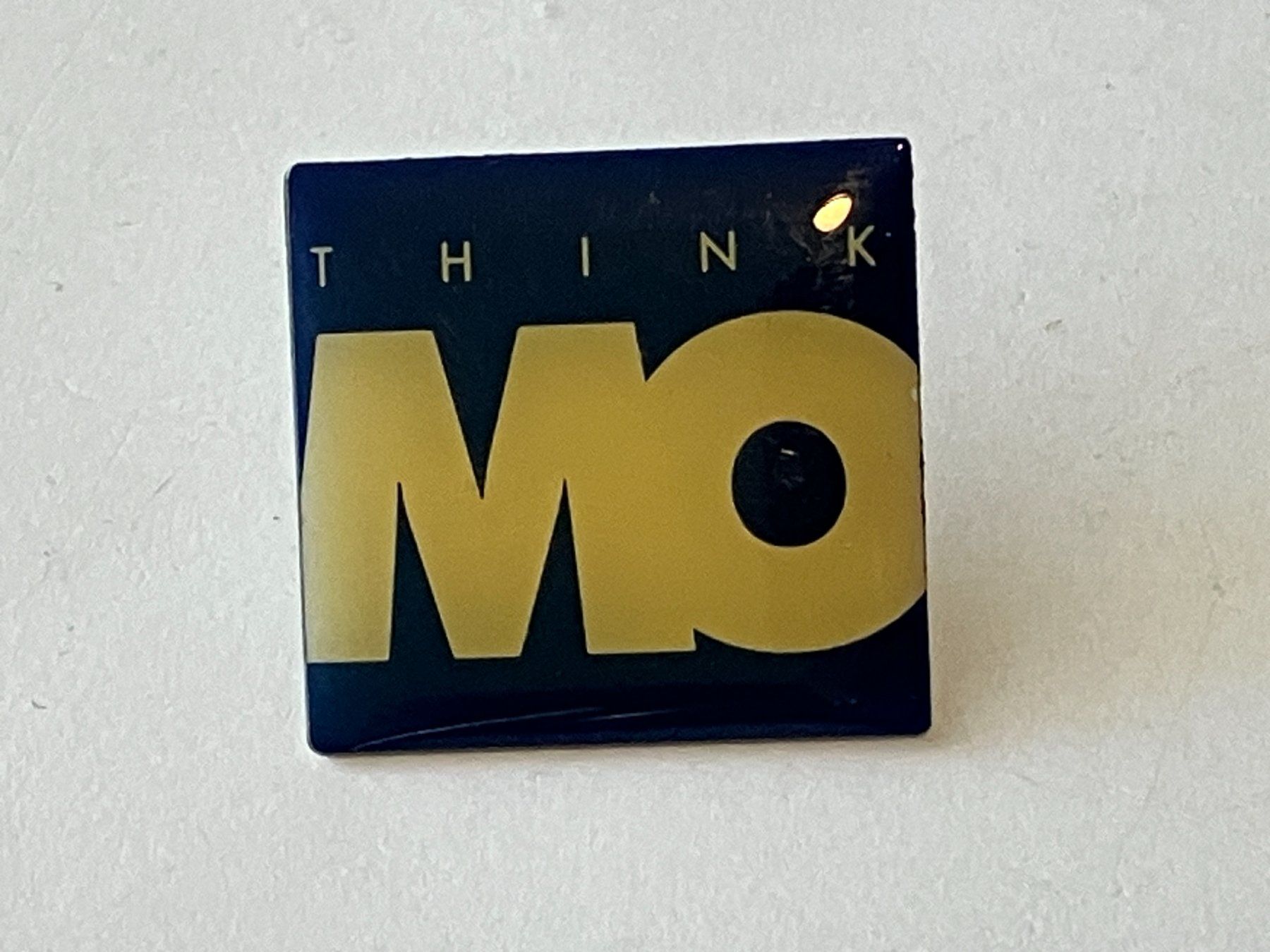 Placchette & Badge: 1 Pin Think Mo – Usato da Basel venduto da djwwpp