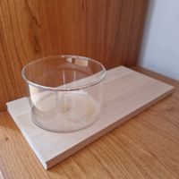 Duo für Knabbereien: Glas und Holzbrett