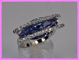 Exklusiver Ring mit lila u. weissen Zirkonia