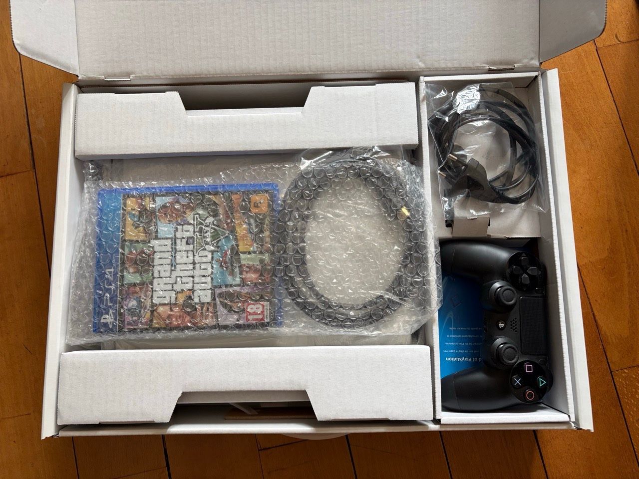 Sony Consoles: PlayStation 4 - Glacier White mit GTA V – D'occasion à Lausanne par Nails 1