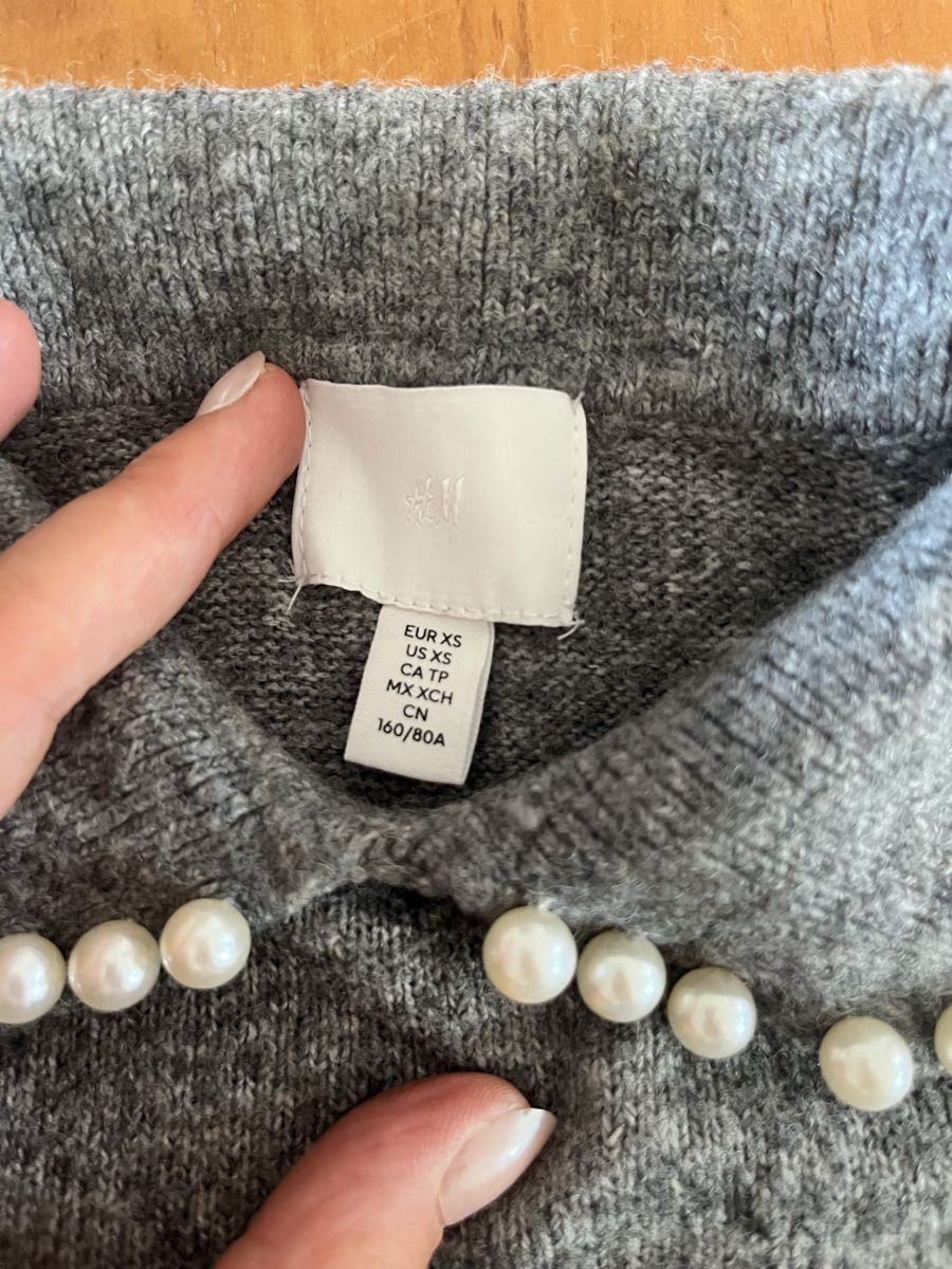 H&M Maglioni & Felpe: Damen Pullover grau mit Perlenkragen Grösse XS H&M – Usato da Altendorf venduto da pas_5chw 1