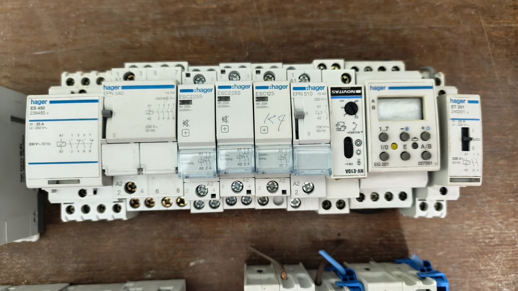 Hager Componenti elettronici: Gebrauchte Hager Elektrokomponenten, – Usato da Riehen venduto da jam_8ly9 2