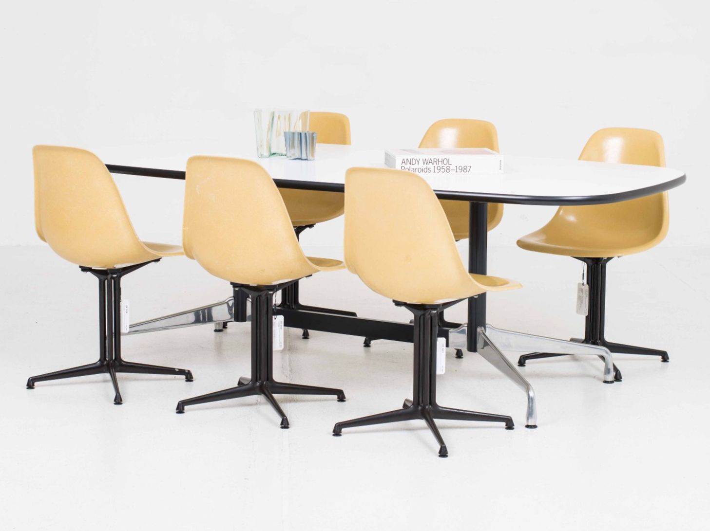 Vitra Tavoli: Vitra Segmented Table von Charles & Ray Eames – Usato da Zürich venduto da STUZH38