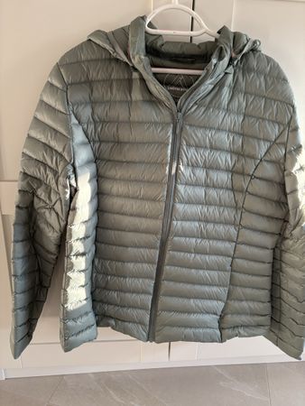 Leichte Daunenjacke, neuwertig.