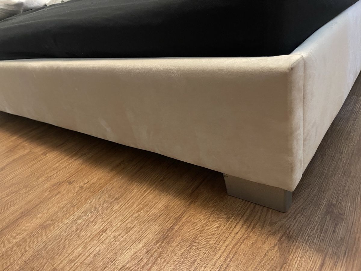 Gonser Betten: Modern Queen Bed Frame - Beige Velvet  – Gebraucht aus Felsberg von joa_5z2s 2