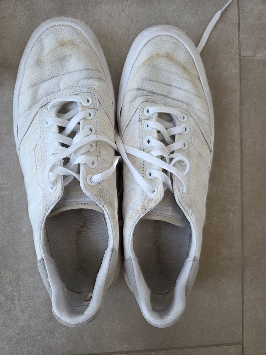 Adidas Scarpe da uomo: Baskets Adidas blanches, taille 43, à nettoyer! – Usato da Châtel-St-Denis venduto da Swiss-pokeshop.ch
