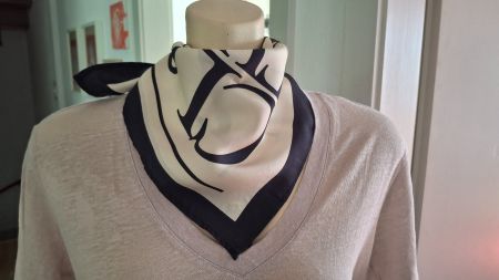 Foulard  CLOSED 100% soie 60 / 57 cm.