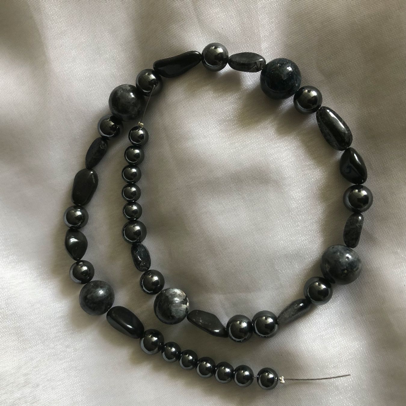 Pietre preziose: Reststück Perlenstrang "Obsidian+Hämatit" 8-12mm – Nuovo e nell'imballaggio originale da Ittenthal venduto da Hwaggis