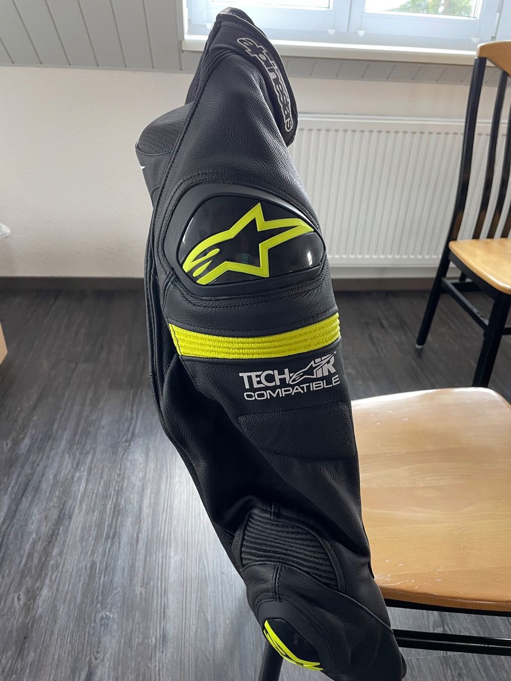 Alpinestars Giacche: Veste cuir moto Alpinestars – Nuovo (secondo la descrizione) da Les Breuleux venduto da r_m_m2x9 7