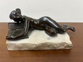 Bronzestatue Aktbild einer liegende lesende Frau Steinsockel