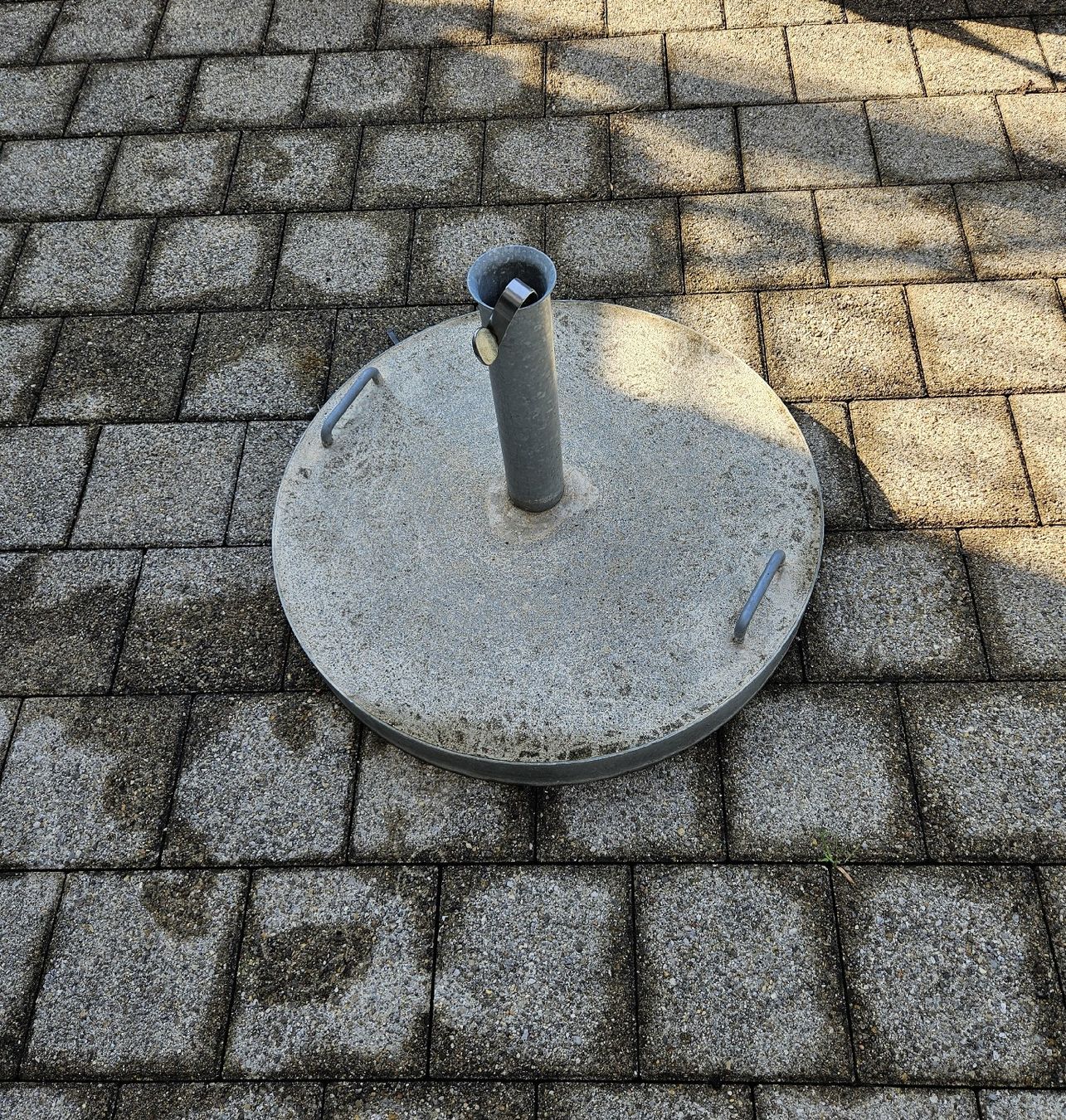 Sonstiges: grosser Sonnenschirmständer Stein Durchmesser 64cm – Gebraucht aus Haslen GL von Sandra40