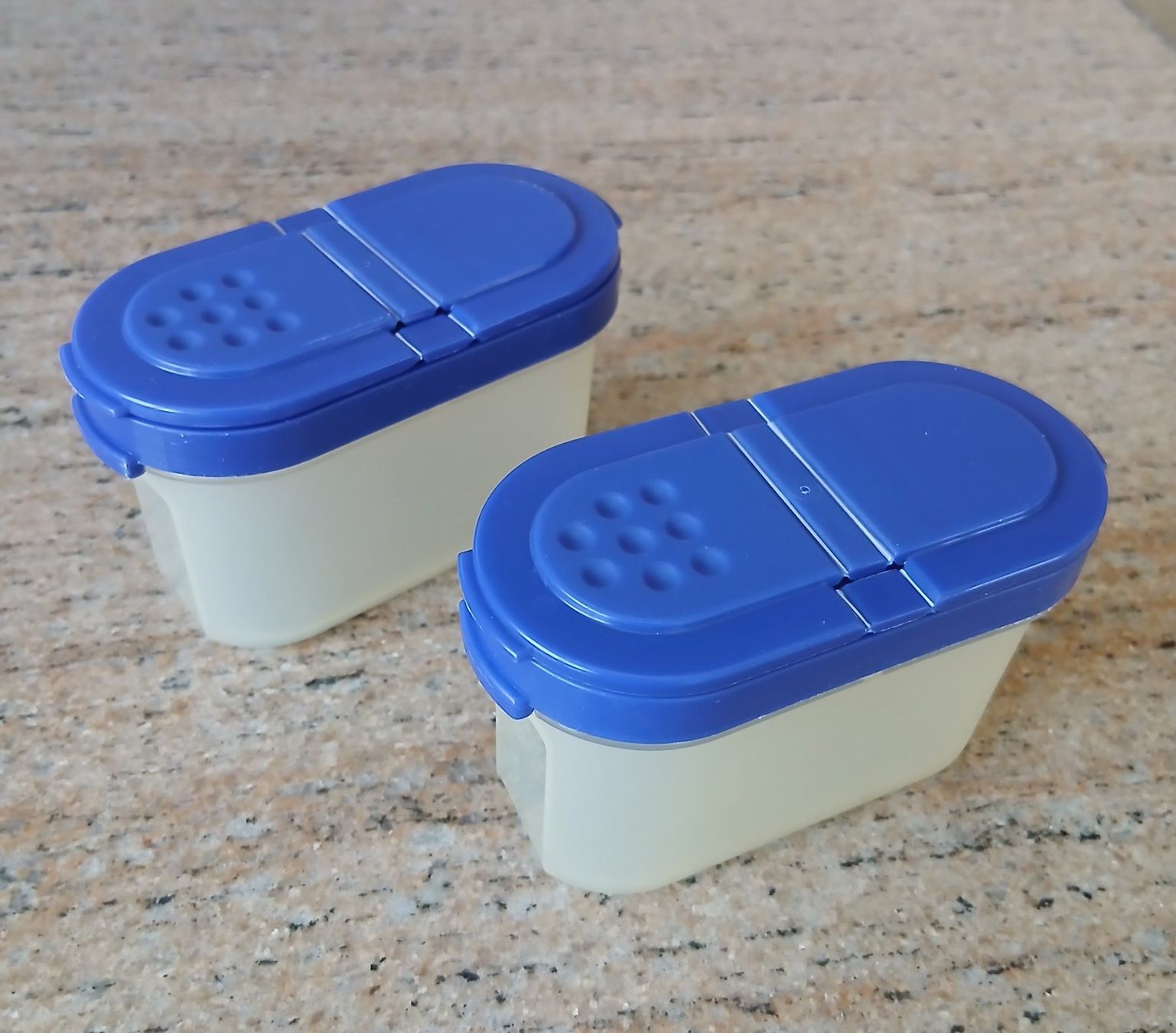 Tupperware Contenitori & Simili: 2 Stk. Tupperware Gewürzstreuer klein – Usato da Flawil venduto da Lakota22