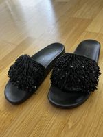 Schwarze Pantoletten mit Paillettenbesatz