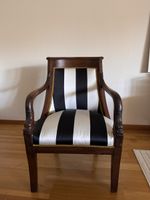 Poltrona in legno scuro con rivestimento a righe usato