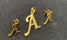 Goldfarbiges Schmuckset mit Buchstabe A – Ohrringe & Anhänge
