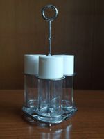 Ménagère en chrome avec trois pots en verre/sel et poivre
