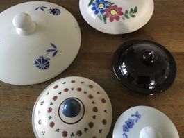 Porzellan und Keramik-Deckel, antik, Dekomaterial