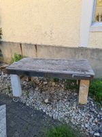 Tisch/Werkbank mit Metallgestell und Rollen