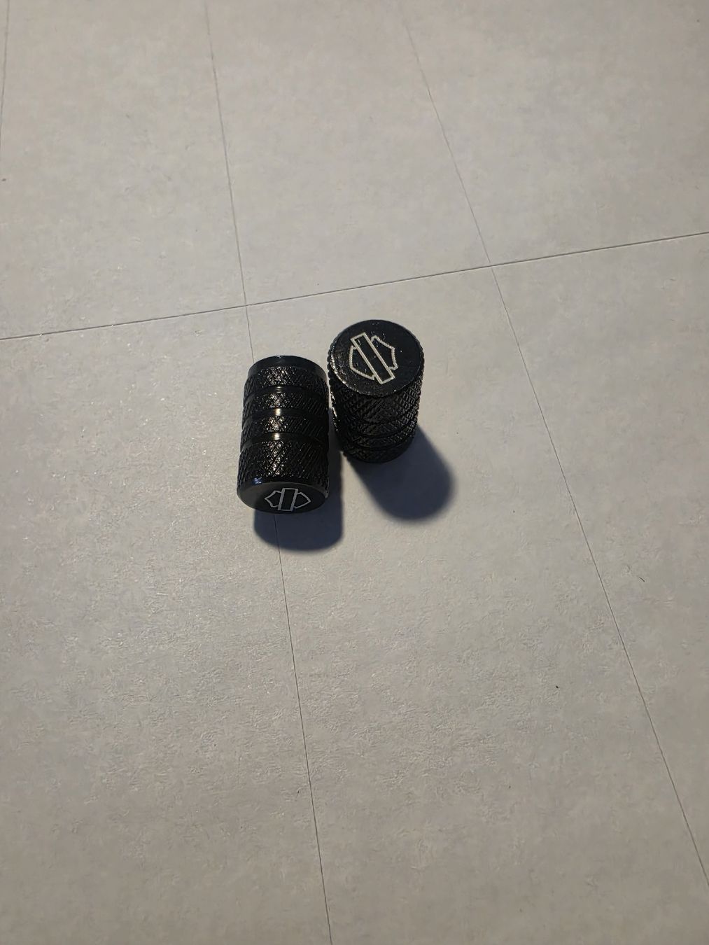 Harley-Davidson Alle Motorradersatzteile: Ventilkappen Harley Davidson schwarz 4 Stk. – Neu und originalverpackt aus Zürich von ZH-Vintage