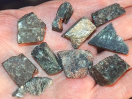 Mineralien Set L-4688 – Roher Seraphinit 10 Stück 40 Gramm