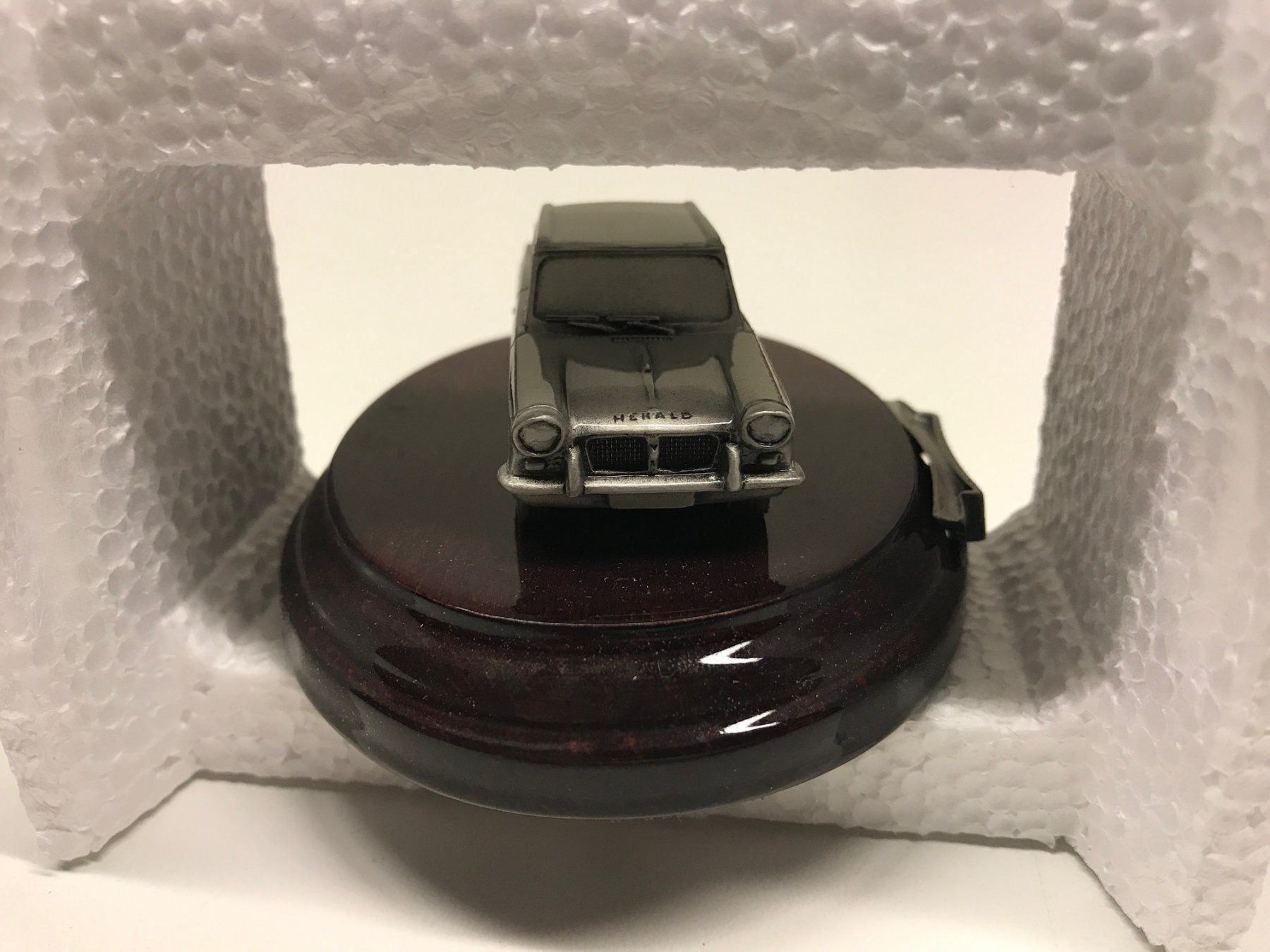 Triumph Modellini d'auto: Triumph Herald two door saloon – Nuovo e nell'imballaggio originale da Giswil venduto da Healey71 1