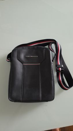 TOMMY HILFIGER Umhängetasche in Schwarz - 30x25cm