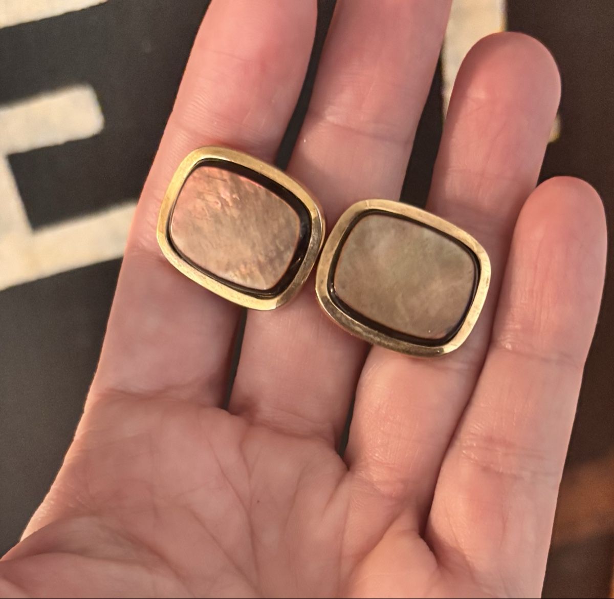 Gemelli: Goldfarbene Vintage Manschettenknöpfe mit Perlmutt – Usato da Arbon venduto da Langbretterer