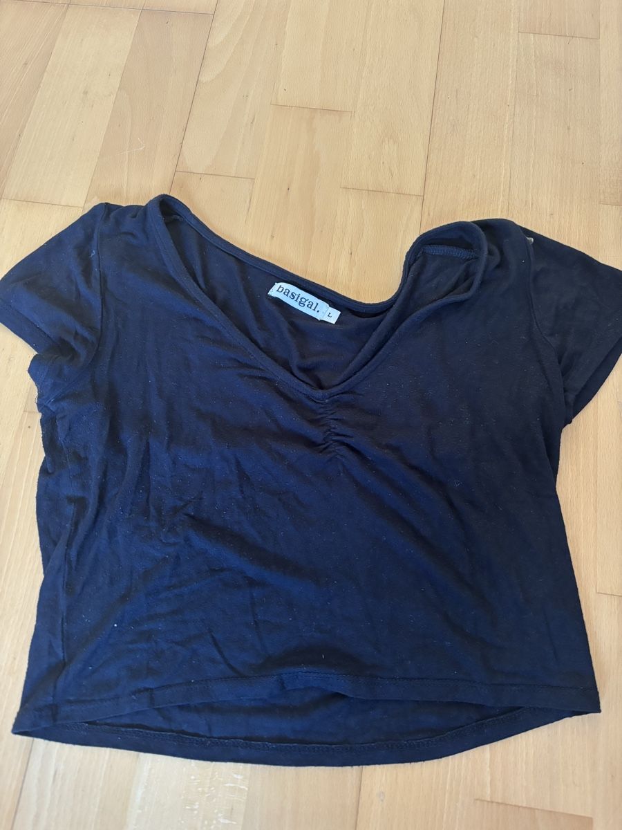 Tally Weijl T-shirt: Basic schwarzes Tshirt mit schönem Ausschnitt – Usato da Bern venduto da ser_6vm5