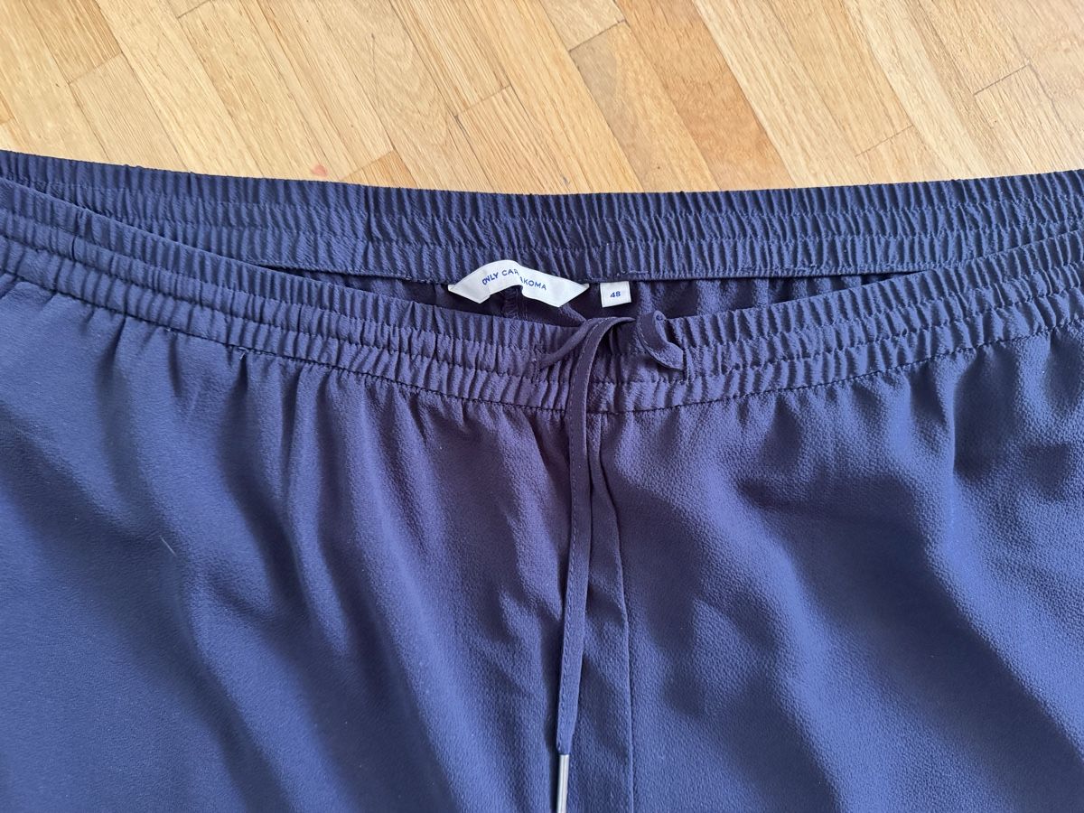 Pantalons: ONLY CARMODA Sommerhose Grösse 48  – D'occasion à Zürich par Frevia 1