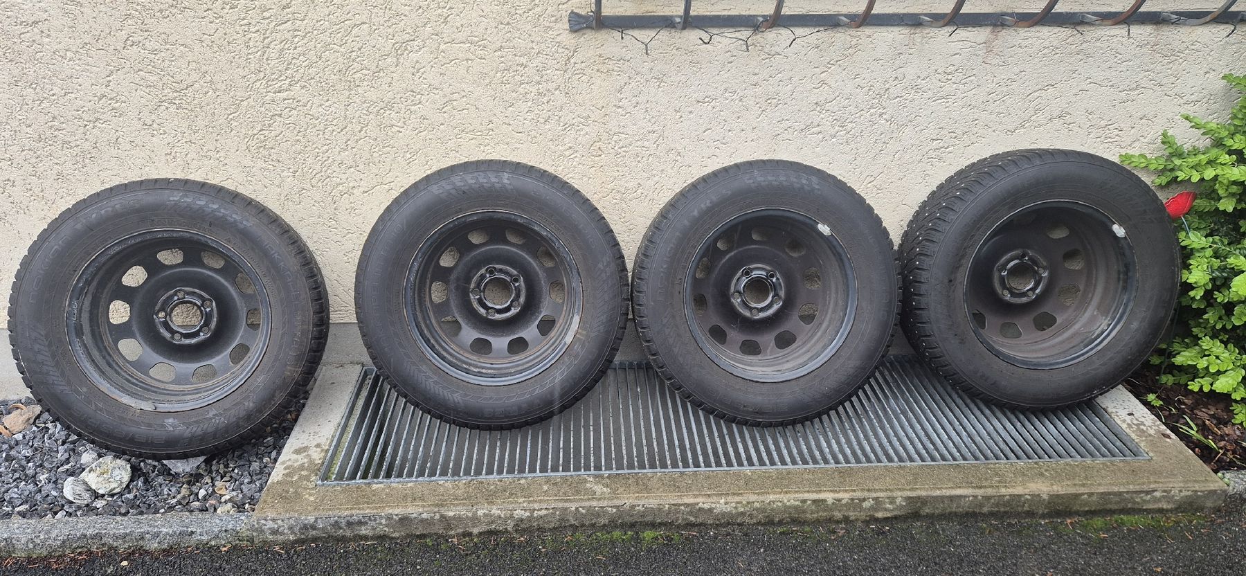 Pneumatici & Ruote complete: Dacia Duster Stahlfelgen mit Spikes  – Usato da Oberhofen Thun'see venduto da Minu_85 6