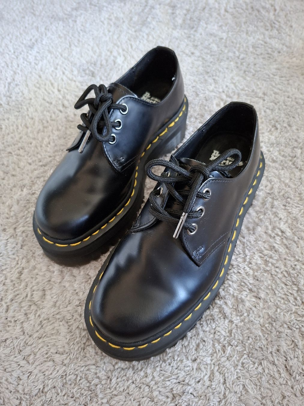 Dr. Martens Damenschuhe: Chaussures Dr. Martens noires taille 37 – Gebraucht aus Renens VD von ser_j2fn