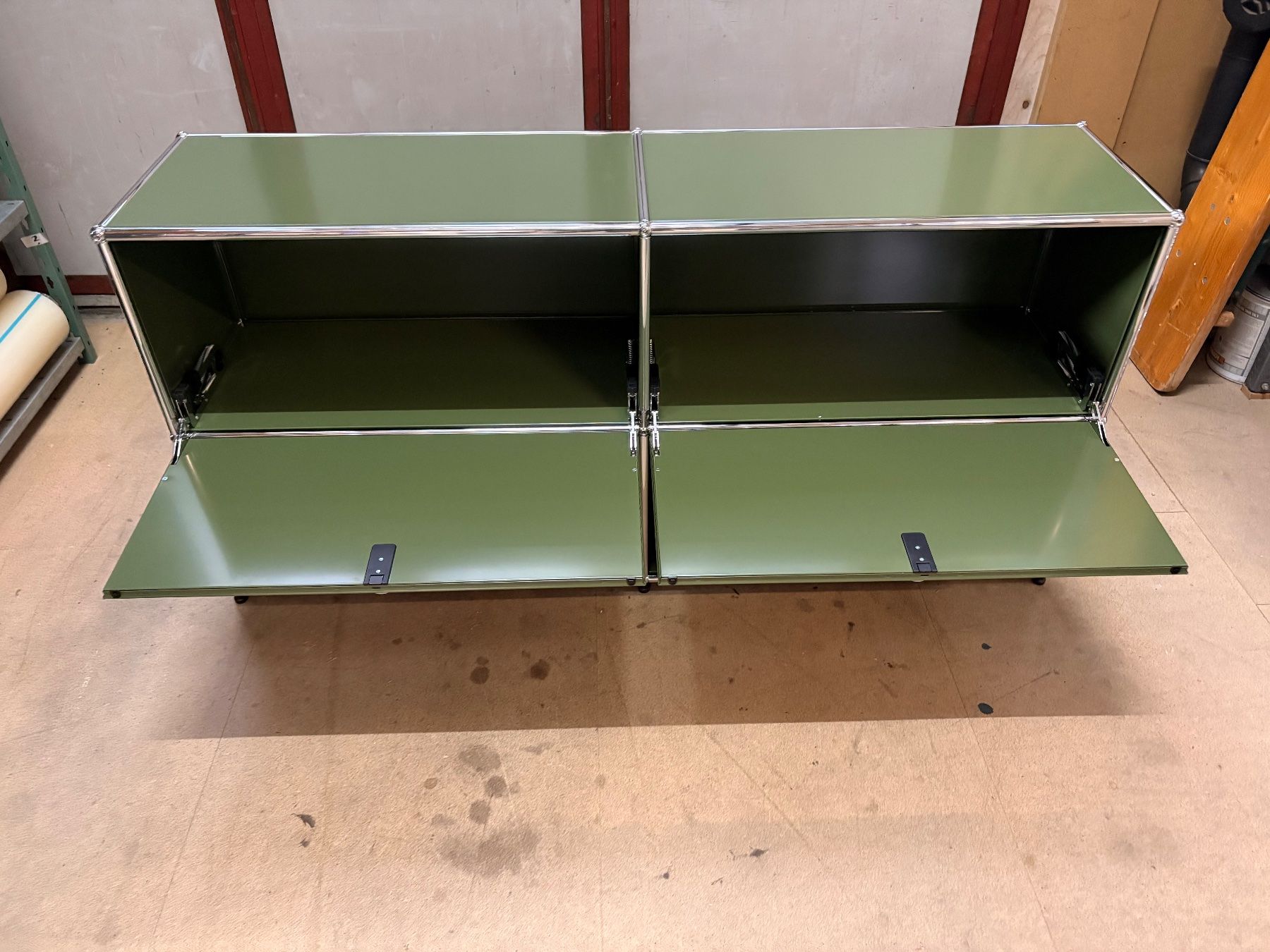 USM Scaffali: USM Haller Sideboard Olivgrün mit Klappen – Nuovo (secondo la descrizione) da Hellbühl venduto da copy-swiss 2