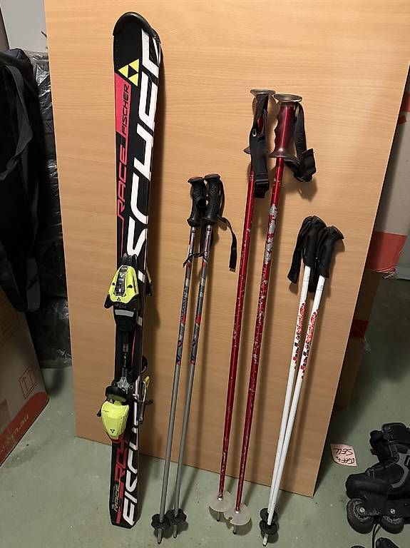 Skis: Skis et bâtons – Gebraucht aus St-Aubin FR von car_kc5b