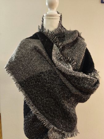 Warmer Winter Schal/Überwurf in Schwarz Grau auch als Poncho