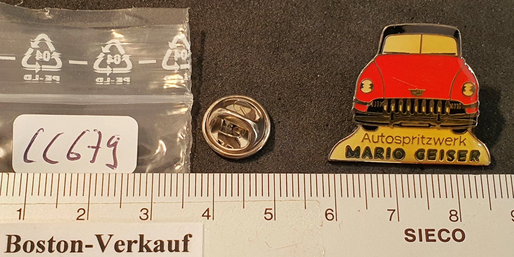 Placchette & Badge: CC679 - Pin Auto Oldtimer Autospritzwerk Mario Geiser – Usato da Reinach BL venduto da Boston-Verkauf 1