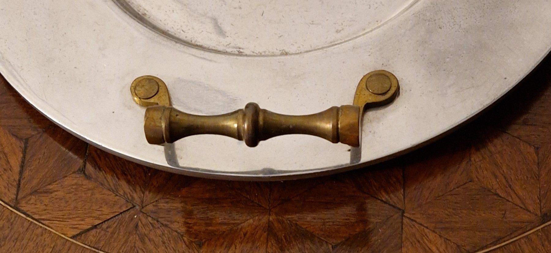 Plateaux: Spezielles vintage Tablett silberfarben mit Messing Griffen – D'occasion à Zürich par silver-team 2