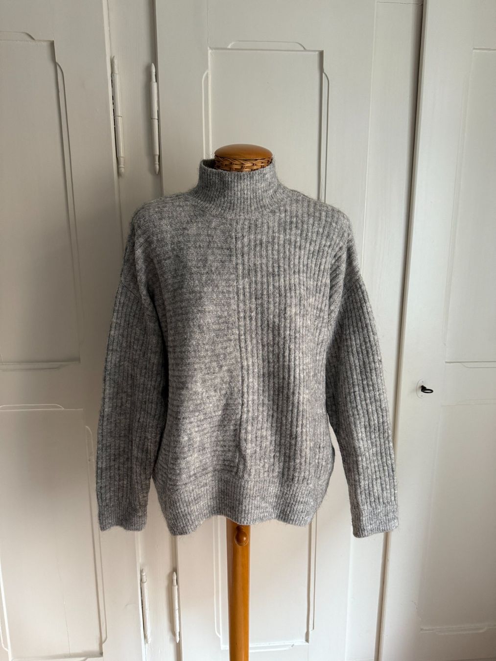 H&M Pullover & Sweatshirts: Strickpullover hellgrau S – Gebraucht aus Zürich von Diazaio