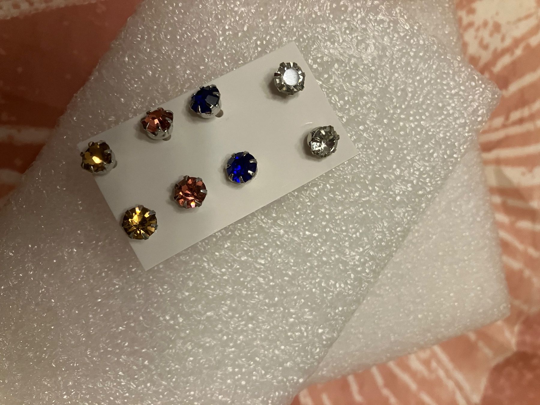 Orecchini pendenti & Orecchini a lobo: 4 Paar Ohrstecker Glas versch. Farben, silberf. Einfassung – Nuovo (secondo la descrizione) da Affoltern am Albis venduto da Dlotti 1