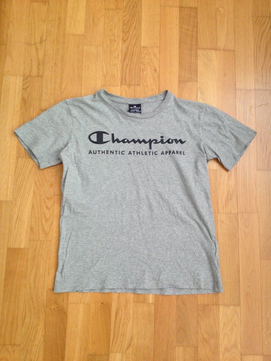 Champion T-shirt: Shirt Champion – Usato da Dübendorf venduto da Fip05