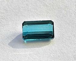 Blaugrüner Turmalin; 0.91 ct; oktagon; eyeclean